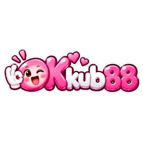 โลโก้ okkub88 บนพื้นโปร่งใส เป็นเวิร์ดมาร์กตัวอักษรละตินทรงเจลลี่สามมิติผิวมันวาวสีชมพูบับเบิลกัมตัดขอบสีขาวหนา โดยตัวอักษรตัวแรกถูกแทนที่ด้วยหน้าการ์ตูนกลมสีชมพูที่ขยิบตาข้างหนึ่ง ยิ้มอ้าปากเห็นลิ้น แก้มแดง และมีมือการ์ตูนสวมถุงมือสีขาวชูสองนิ้วอยู่ทางซ้าย ต่อด้วยตัวอักษรที่เหลือและเลขแปดสองตัวทรงเจลลี่สีชมพู โดยมีรูปหัวใจสีชมพูขนาดเล็กสามดวงและขีดประกายสีชมพูลอยประดับอยู่เหนือตัวอักษร