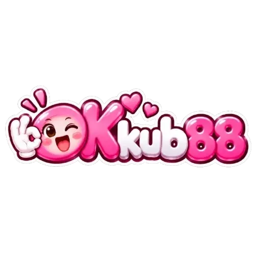 โลโก้ okkub88 บนพื้นโปร่งใส เป็นเวิร์ดมาร์กตัวอักษรละตินทรงเจลลี่สามมิติผิวมันวาวสีชมพูบับเบิลกัมตัดขอบสีขาวหนา โดยตัวอักษรตัวแรกถูกแทนที่ด้วยหน้าการ์ตูนกลมสีชมพูที่ขยิบตาข้างหนึ่ง ยิ้มอ้าปากเห็นลิ้น แก้มแดง และมีมือการ์ตูนสวมถุงมือสีขาวชูสองนิ้วอยู่ทางซ้าย ต่อด้วยตัวอักษรที่เหลือและเลขแปดสองตัวทรงเจลลี่สีชมพู โดยมีรูปหัวใจสีชมพูขนาดเล็กสามดวงและขีดประกายสีชมพูลอยประดับอยู่เหนือตัวอักษร